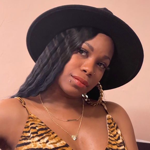 Meet your Posher, Christa - Picture 2 of 5